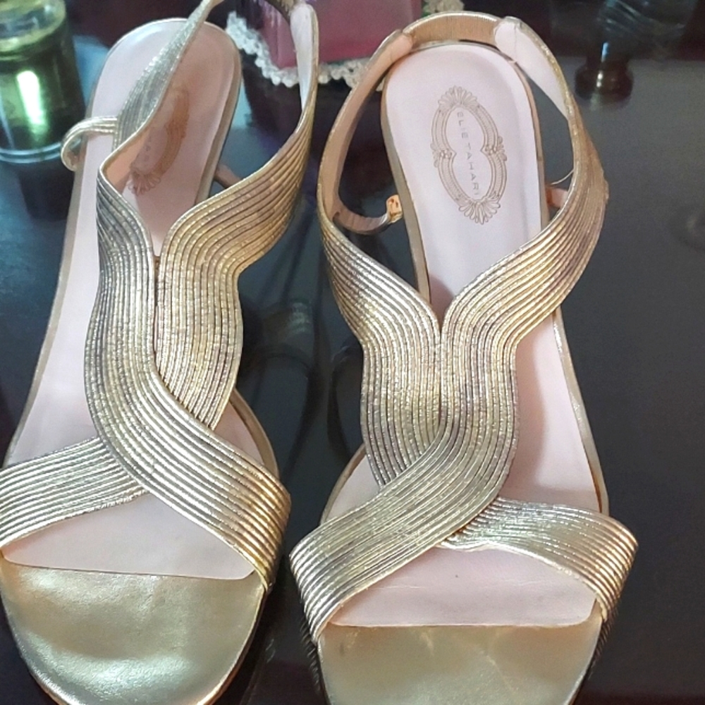 Elie Tahari dress sling-back sandles in gold leather.